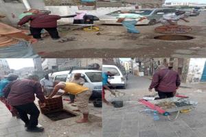 لمواجهة المنخفض الجوي.. تنظيف شامل لمناهل وممرات تصريف الأمطار في التواهي
