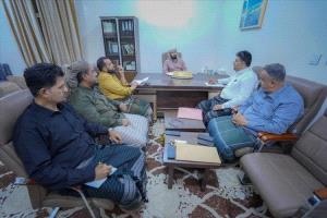 محافظ أبين يبحث مع مسؤولي الصناعة والتجارة وشركة الغاز آليات ضبط التموين وتعزيز استقرار الأسواق