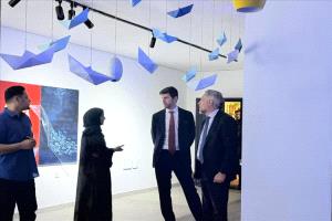 سفير الاتحاد الأوروبي يشيد بإبداع عدن من قلب معرض 