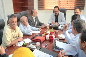 وزير الأشغال يشدد على الشفافية وتسريع مشاريع الطرق خلال اجتماع لجنة المناقصات بعدن