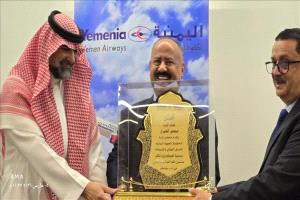 اليمنية» تكرّم وزير النقل العمري تقديرًا لإسهاماته في تطوير الناقل الوطني