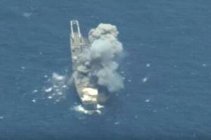 شظايا صاروخ تقتل وتُشعل حريقاً بسفينة في البحرين