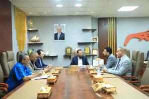 محافظ عدن يشدد على دعم التعليم والمنح المجانية للطلاب المتفوقين