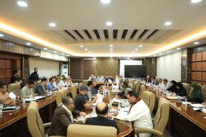 محافظ عدن يعلن حالة استنفار خدمي.. توجيهات حازمة لمعالجة المياه وضبط الأسواق قبل العيد