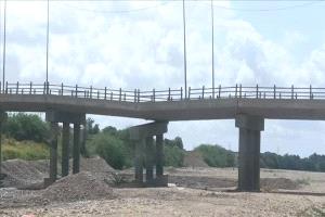 لحج تحذر من انهيار وشيك لجسر العرائس