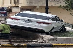 فقدان السيطرة على مركبة يتسبب بحادث مروري في جولة الحجال بزنجبار
