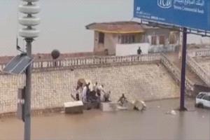 شباب المكلا ينجحون في فتح مجرى السيول وسط أمطار غزيرة