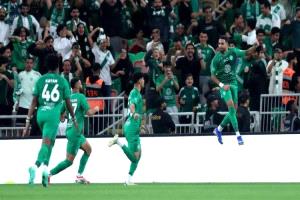الأهلي يحسم ديربي جدة بثلاثية مثيرة ويتصدر دوري روشن مؤقتاً