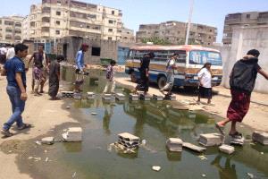 عدن في العتمة.. مجاري طافحة وفساد متفشٍ 