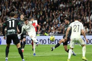 ريال مدريد يلاحق برشلونة بفوز ساحق على إلتشي