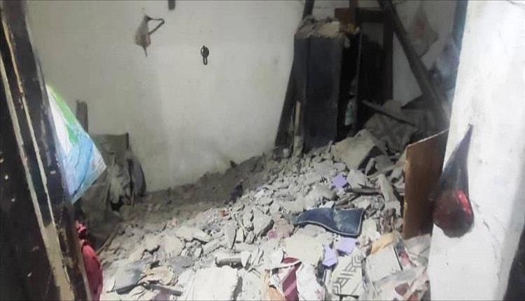 فاجعة في التواهي.. انهيار منزل يودي بحياة مسن وزوجته ويصيب أطفالهما