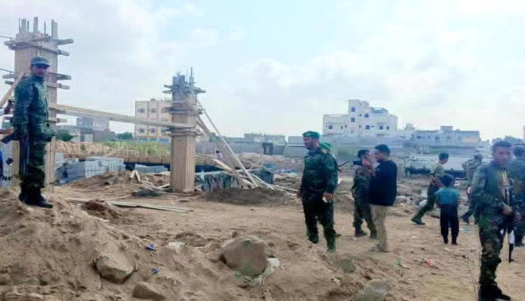 حملة لضبط مخالفات البناء في البريقة وإيقاف منشآت غير مرخصة