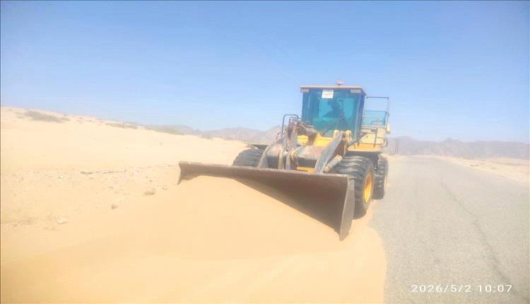 الفرق الفنية تواصل إزالة الرمال من طريق بيحان – عتق لتعزيز السلامة المرورية في شبوة
