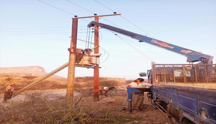 تركيب محول كهربائي جديد في منطقة الريدة بحبان لتحسين التيار الكهربائي