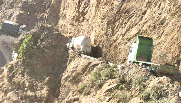 تعطل شاحنة في هيجة العبد يتسبب بازدحام مروري وتعليق حركة الشاحنات بين عدن وتعز