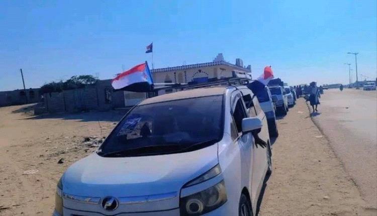 توافد حاشد لمواكب المحافظات الجنوبية إلى ساحة العروض في عدن لإحياء ذكرى إعلان عدن