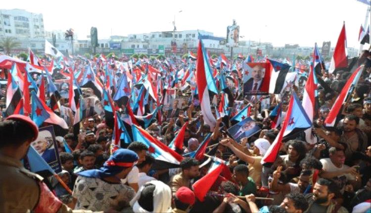 حشود جماهيرية في عدن تؤكد دعمها للزُبيدي في ذكرى إعلان عدن