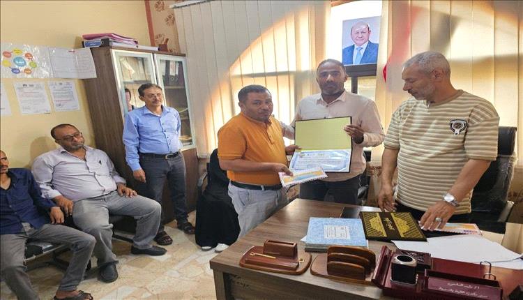 تكريم موظفي مالية المظفر بتعز احتفاءً بعيد العمال
