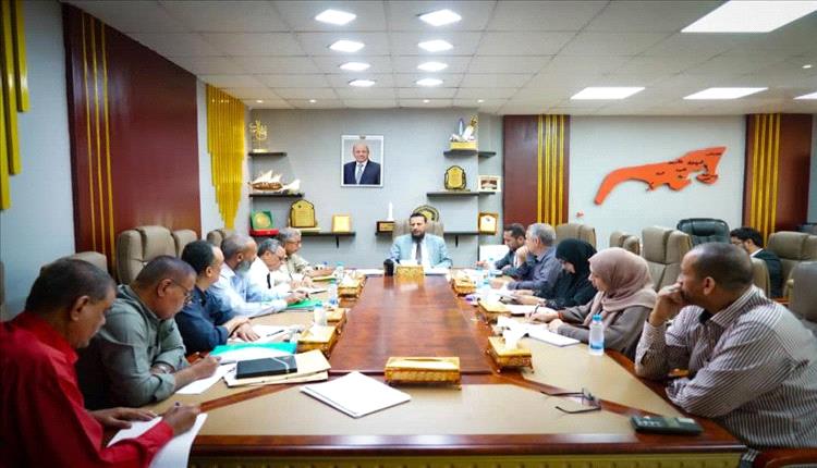 محافظ عدن يوجه بتحديد المشاريع الخدمية العاجلة وتعزيز الاستجابة لاحتياجات المواطنين