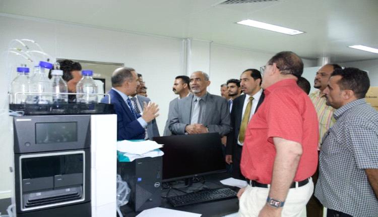 الفريق الصبيحي يطّلع على خطط الصحة ويتفقد هيئة الأدوية في عدن