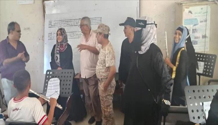 مديرة مكتب الثقافة بعدن تتفقد معهد جميل غانم وتبحث سبل معالجة التحديات