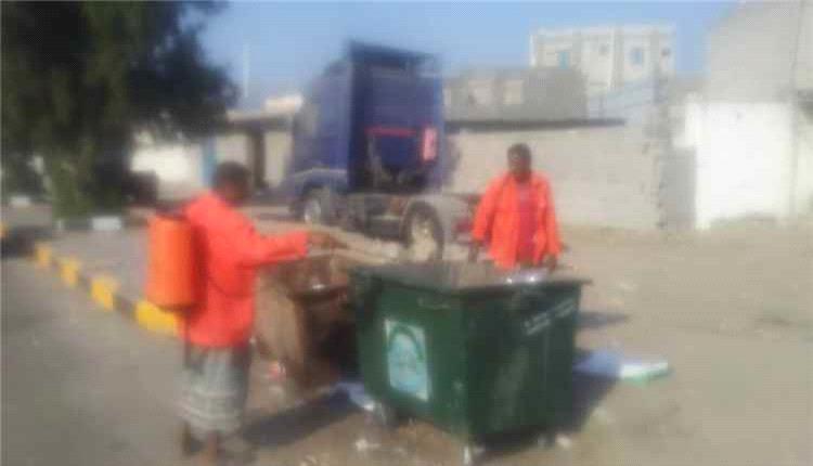 خورمكسر تواصل تنفيذ حملات الرش الوقائي للحد من انتشار الحميات في عدن
