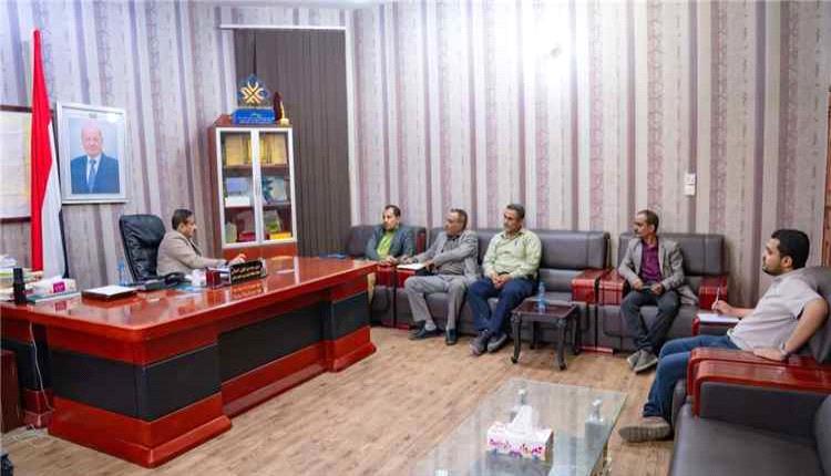 محافظ شبوة يبحث مع قيادات قطاعات الجيولوجيا والزراعة والمياه حلولاً عاجلة لمواجهة تراجع المياه الجوفية
