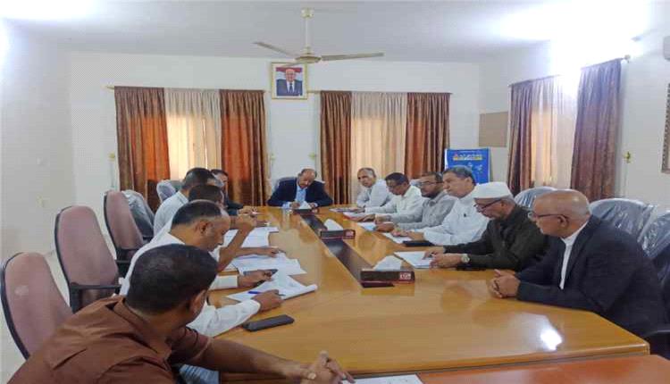 مناقشة استكمال مشروع الصرف الصحي بسيئون وتريم وإعادة طرحه للتنفيذ