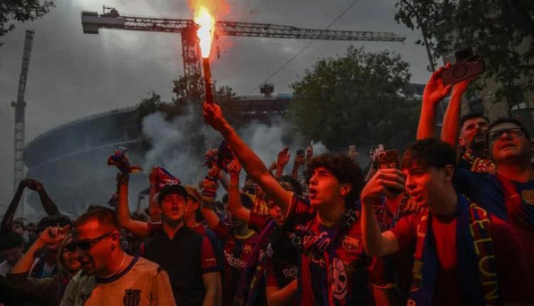 توتر قبل الكلاسيكو.. تحطم نوافذ حافلات برشلونة وريال مدريد وسط فوضى جماهيرية