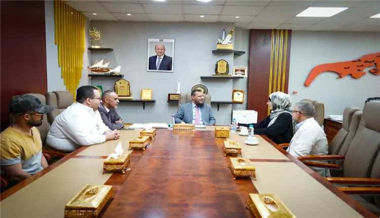 محافظ عدن يشيد بجهود الصليب الأحمر ويدعو لتعزيز المشاريع التنموية المستدامة