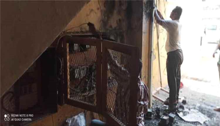 حريق مفاجئ يلتهم مدخل عمارة سكنية في المعلا بعدن وسط اتهامات بضعف الاستجابة