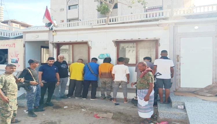 أمن عدن يضبط وكرًا لتعاطي المخدرات في صيرة تحت إشراف النيابة

