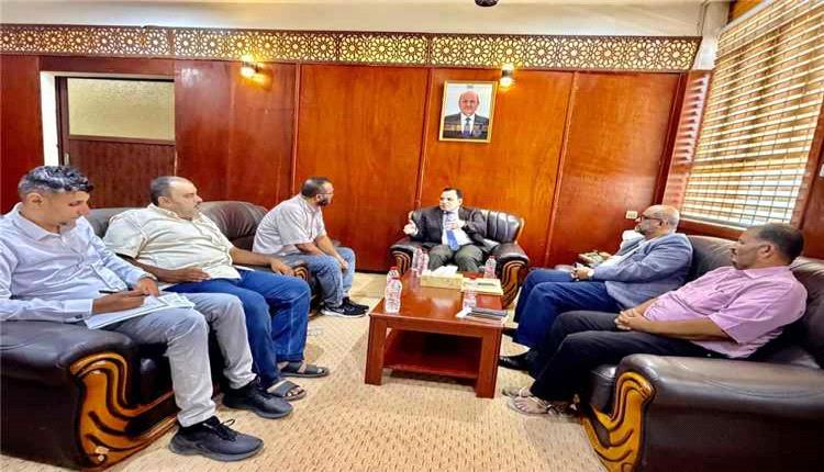 وزير الزراعة يطّلع على أوضاع مصنع المكلا لتعليب الأسماك وخطط تحديثه