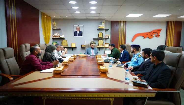 محافظ عدن يؤكد دعم تطوير خدمات الهجرة والجوازات وتسهيل معاملات المواطنين