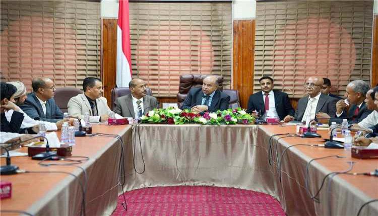 محافظ حضرموت يناقش احتياجات مديريات الوادي والصحراء ويؤكد دعم تحسين الخدمات