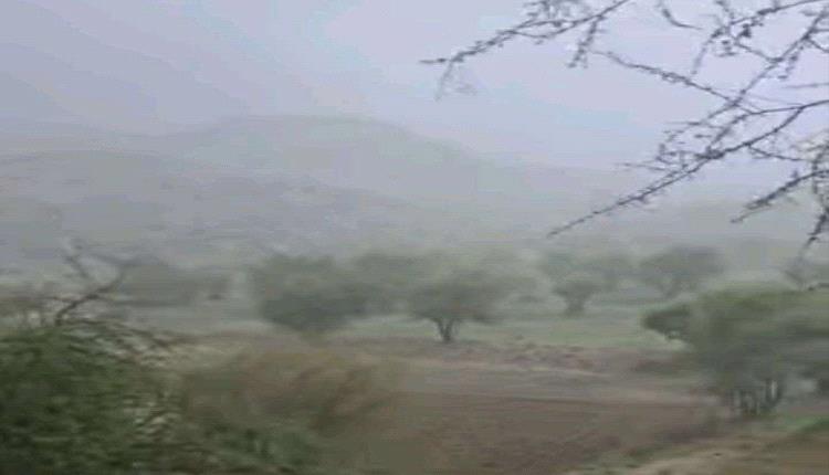 رياح نشطة وأمطار خفيفة تضرب شرق بني قيس في حجة