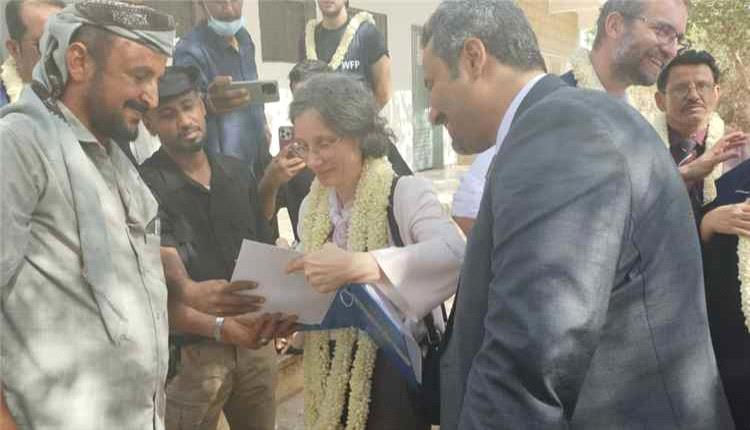 محافظ لحج برفقة السفيرة الفرنسية يطلعان على سير التعليم وبرنامج التغذية المدرسية في تبن