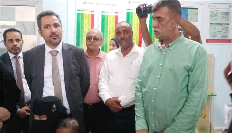محافظ لحج ووفد من برنامج الغذاء العالمي يتفقدون مستشفى الوهط في تبن
