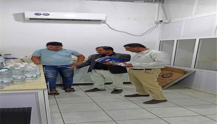 مدير الصناعة ومدير مياه الريف بشبوة يطلعان على جودة المياه في مصنعي حبان وفيض