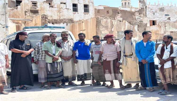 وقفة احتجاجية لسائقي الأجرة بالشحر تنديدًا بقرارات العمل النقابي ومطالبات بتمكين اللجنة المنتخبة