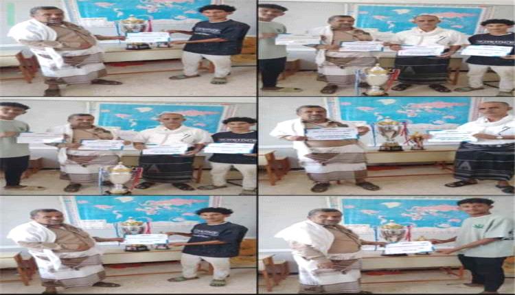 طلاب ثانوية عمر بن عبدالعزيز يكرّمون إدارة المدرسة بعد التتويج ببطولة حسين لعور
