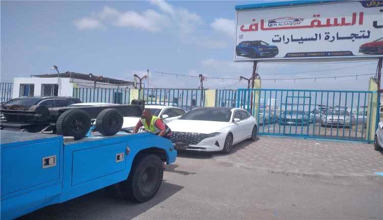 شرطة السير بعدن تنفذ حملة ميدانية لإغلاق معارض السيارات المخالفة 