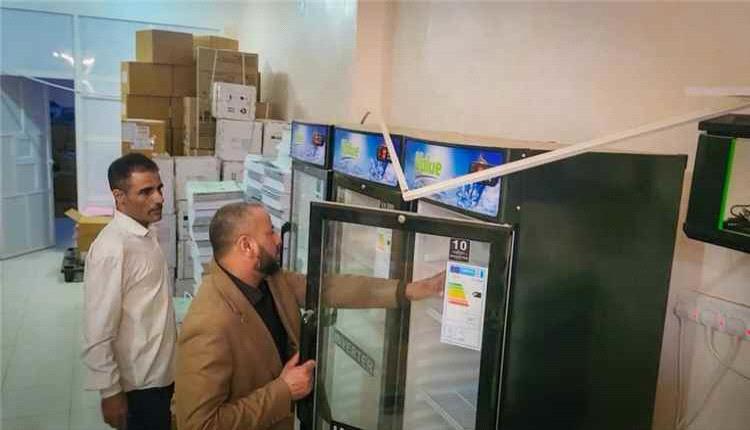 محافظ الضالع ينفّذ نزولاً مفاجئاً لمخازن الصحة ويحذّر من أي تهاون