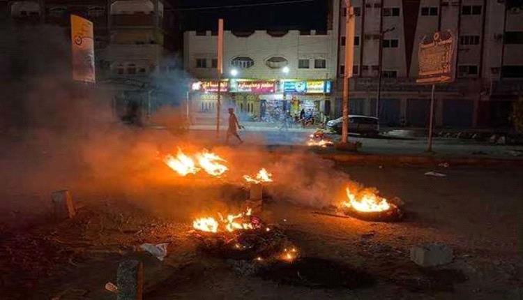 احتجاجات غاضبة في خور مكسر تنديدًا بانهيار الخدمات وانقطاع الكهرباء