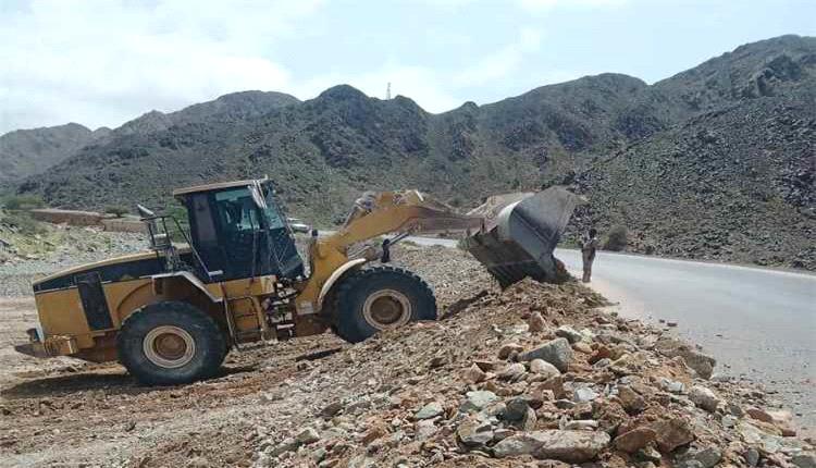 شركة محلية تنفذ أعمال ترميم لحواف الطريق الدولي في بروم ميفع بعد أضرار السيول