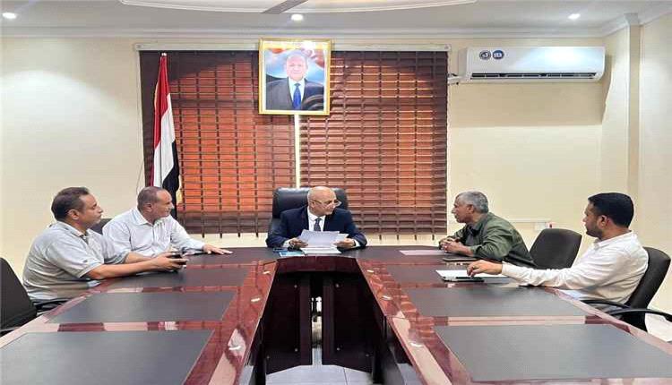 وزير المياه يطّلع على أوضاع فرع مؤسسة المياه والصرف الصحي في عتق بشبوة