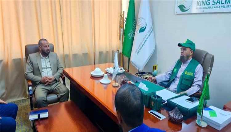 محافظ الضالع يناقش مع مركز الملك سلمان تعزيز التدخلات الإغاثية بالمحافظة
