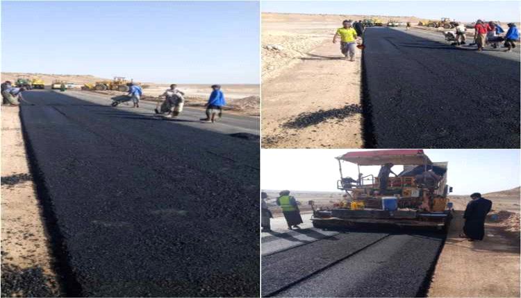استمرار استكمال سفلتة طريق الضليعة – عمد لتعزيز الربط بين مديريات حضرموت