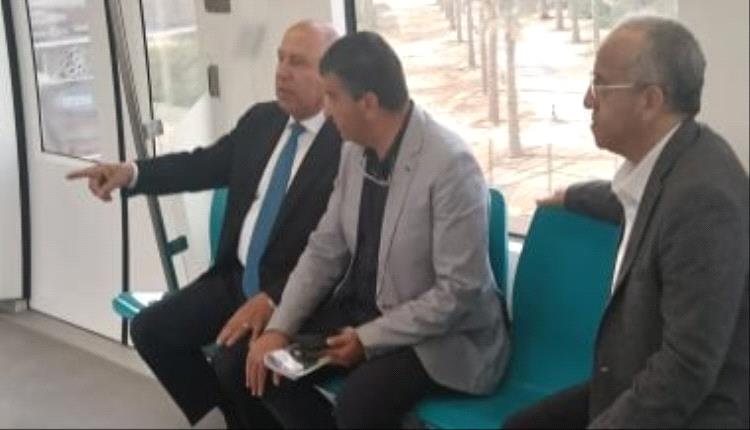 وزير النقل المصري يستخدم المونوريل للوصول إلى مكتبه بالعاصمة الإدارية