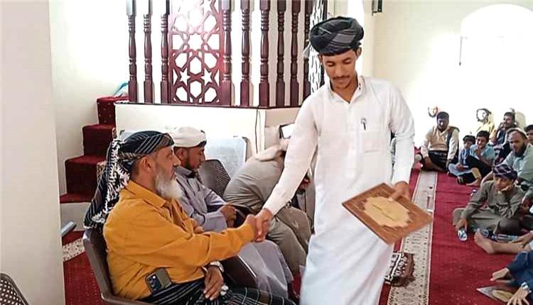 تكريم أكثر من 100 طالب وطالبة في ختام دورة قرآنية بمنطقة حُمّه بيافع سرار